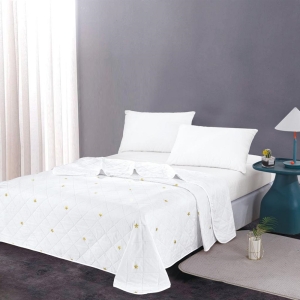 שמיכת קיץ אופנתית לבנה-בשילוב כוכבי זהב